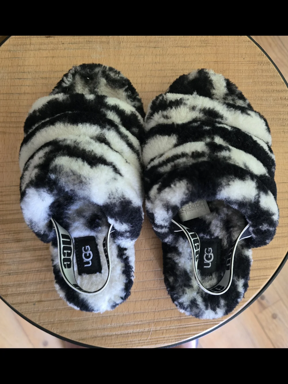 O UGG Kids Black & White Fluff Yeah Zebra Slides with Logo Heel Strap Size 1